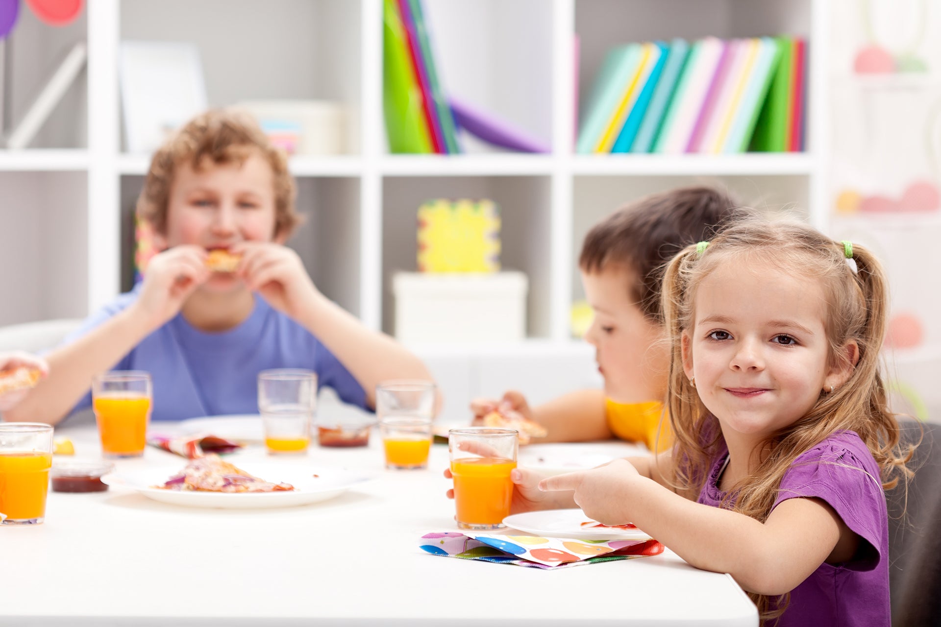 Kids eating the breakfast